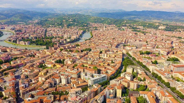 Verona, italien. fliegen über das historische Stadtzentrum. Hausdächer, Sommer, Luftaufnahme — Stockfoto