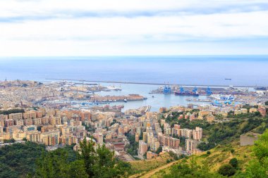 Cenova, İtalya - 11 Temmuz 2019: Bulutlu havada Ceneviz Limanı. Evet.