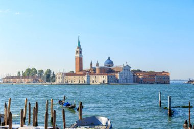 Venedik, İtalya - 16 Temmuz 2019: Günlük kıyafet uygulamasında gondolcu