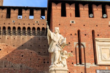 Milan, İtalya - 7 Temmuz 2019: Castello Sforzesco. San Anıtı