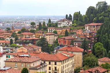 Bergamo, İtalya. Bergamo 'nun tarihi merkezi, çatının manzarası.