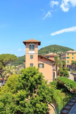 Camogli, İtalya. Riviera di Levante. Yamaçtaki ev. Bea.