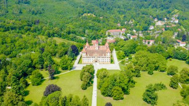 Graz, Avusturya. Eggenberg Sarayı (Schloss Eggenberg) - Styria 'nın en büyük aristokratik konutu Dünya Mirası olarak listelenmiştir. İnşaat 1646 'da tamamlandı, Aerial View 