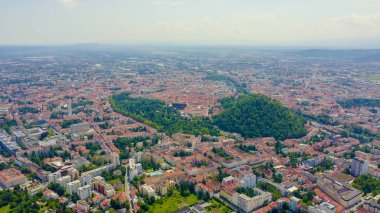 Graz, Avusturya. Tarihi şehir merkezi hava manzarası. Schlossberg Dağı (Castle Hill), Havadan Görünüm 