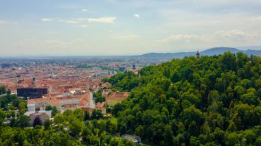 Graz, Avusturya. Tarihi şehir merkezi hava manzarası. Schlossberg Dağı (Castle Hill), Havadan Görünüm 