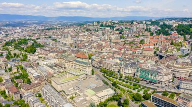 Lozan, İsviçre. Şehrin merkez kısmının üzerinde uçuş. La Cite, Havacılık Manzarası 'nda yer alan bir şehir. 