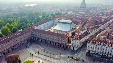 Torino, İtalya. Şehrin üzerinde uçuş. Tarihi merkez, üst görünüm. Reggio Tiyatrosu, Hava Görüntüsü 