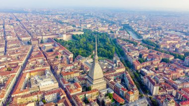 Torino, İtalya. Şehrin üzerinde uçuş. Köstebek Antonelliana. 121 metre yüksekliğinde kubbesi ve kulesi olan 19. yüzyıldan kalma bir bina. 