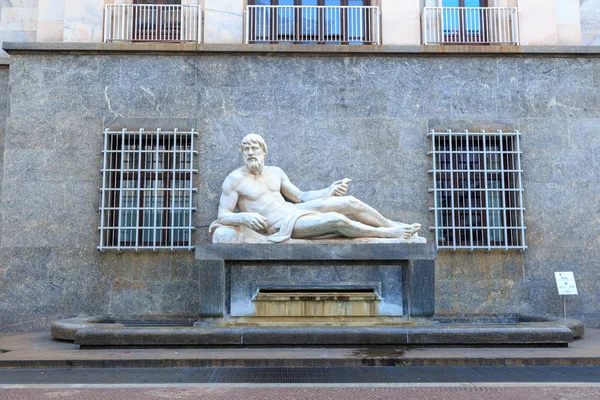 Torino, Italia: Fontane Po e Dora. Rappresentato da un uomo e una donna sdraiati sulle fondamenta da cui sgorga l'acqua. Umberto Balloni (18931965 ) — Foto Stock