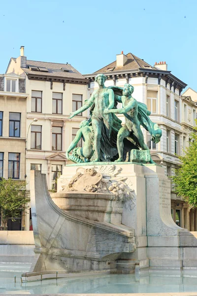 Amberes, Bélgica - 2 de julio de 2019: Fuente - escultura. Estándar — Foto de Stock