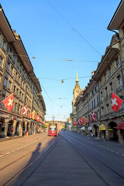 Берн, Швейцария - 14 июля 2019 года: трамвай отправляется из Берна, B — стоковое фото
