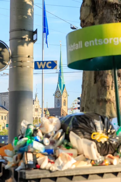 Zurigo, Svizzera - 6 luglio 2019: Spazzatura nelle strade della città — Foto Stock