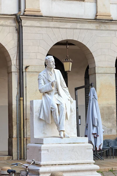 Mediolan, Włochy - 7 lipca 2019: Statua Giulio Ricordiego (1840-1912) — Zdjęcie stockowe