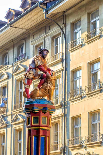 Bern, Switzerland. Simsonbrunnen Fountain. The 1544 fountain wit — Stock Photo, Image