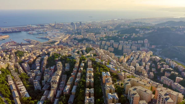 Génova, Italia. Parte central de la ciudad, vista aérea. Naves en el puerto, Vista aérea —  Fotos de Stock