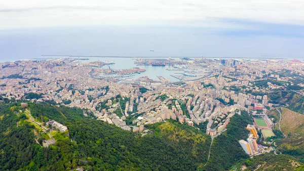 Génova, Italia. Parte central de la ciudad, vista aérea. Naves en el puerto, Vista aérea —  Fotos de Stock