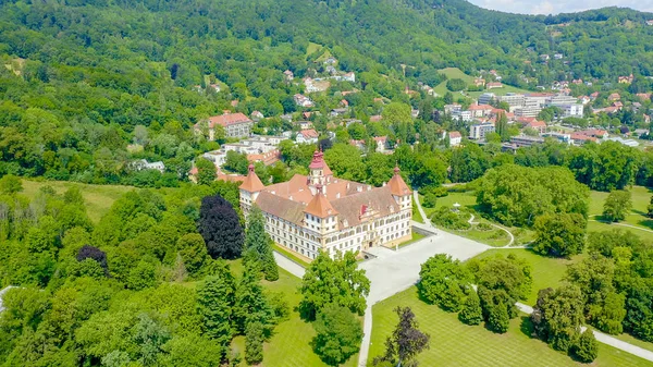 奥地利格拉茨。埃根堡宫（Schloss Eggenberg）- -施蒂里亚最大的贵族住宅被列为世界遗产。建筑于1646年完成，Aerial View — 图库照片