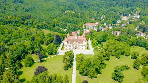 Graz, Áustria. Eggenberg Palace (Schloss Eggenberg) - a maior residência aristocrática da Estíria está listada como Patrimônio Mundial. A construção foi concluída em 1646, vista aérea — Fotografia de Stock