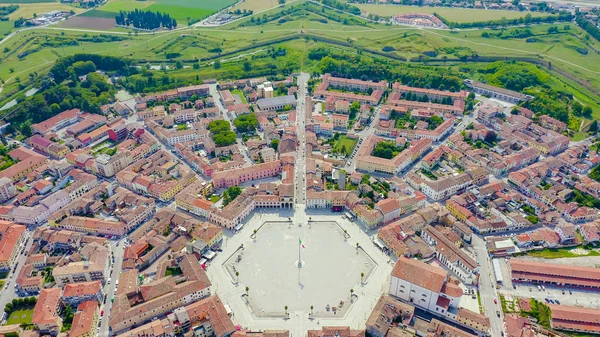 Palmanova, Udine, Italien. Ein beispielhaftes Befestigungsprojekt seiner Zeit wurde 1593 errichtet, Luftaufnahme — Stockfoto
