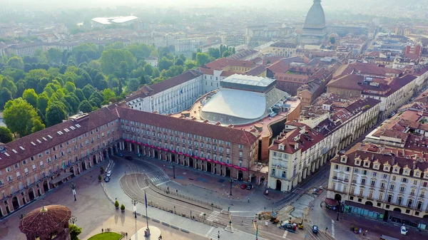 Turyn, Włochy. Lot nad miastem. Historyczne centrum, widok z góry. Teatr Reggio, widok z lotu ptaka — Zdjęcie stockowe