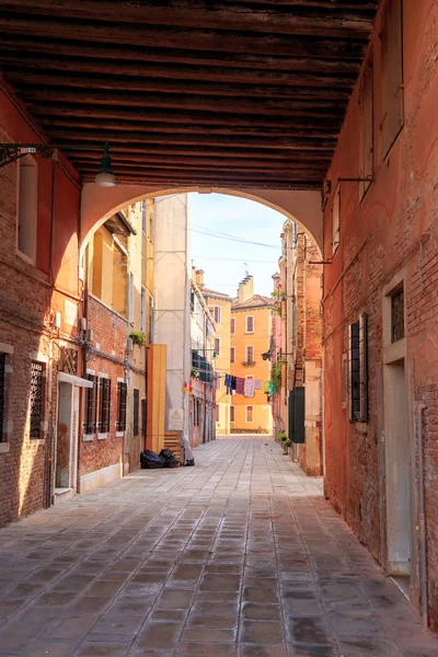 Venecia, Italia. Vivienda casa con arco. Calle Colonne Street — Foto de Stock