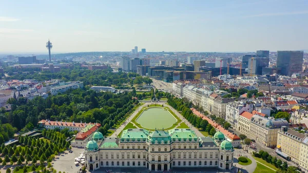 Viena, Austria. Belvedere es un complejo palaciego barroco en Viena. Construido por Lucas von Hildebrandt a principios del siglo XVIII, Vista Aérea —  Fotos de Stock