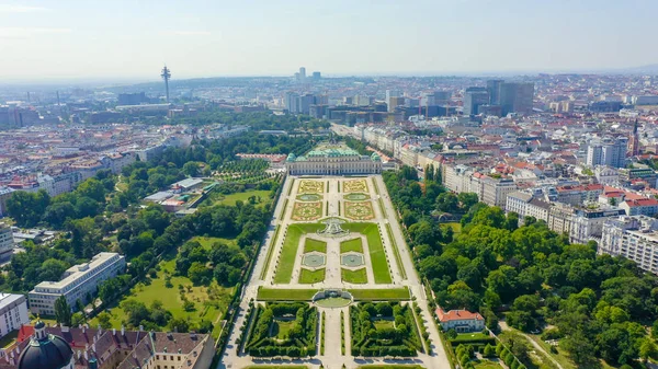 Wiedeń, Austria. Belweder to barokowy kompleks pałacowy w Wiedniu. Wybudowany przez Lucasa von Hildebrandta na początku XVIII wieku, widok z lotu ptaka — Zdjęcie stockowe