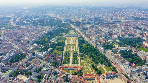Vienna, Austria. Belvedere è un complesso di palazzi barocchi a Vienna. Costruito da Lucas von Hildebrandt all'inizio del XVIII secolo, Veduta aerea — Foto Stock