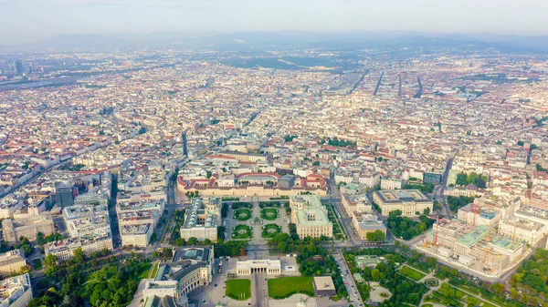 Wiedeń, Austria. Lot nad historycznym centrum Wiednia. Parki i pałace, Widok z powietrza — Zdjęcie stockowe