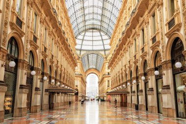 Milan, İtalya - 7 Temmuz 2019: Victor Emanuel Galerisi