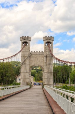 Fransa. Bıldırcın köprüsü. Charles Albert Köprüsü, genellikle Pont de la Caille olarak adlandırılır, geleneksel çelik kablolu asma köprüsü.