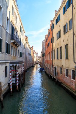 Venedik, İtalya. Kanal Rio di la Pleta 'da tekne ve köprü