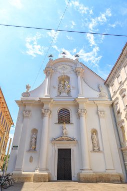 Graz, Avusturya. Trinity Kilisesi (Katolik Kilisesi) Tanrı 'nın tepesindeki tabletlerin üzerindeki metin 