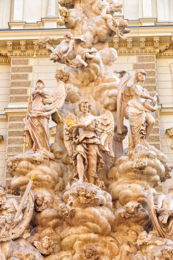 Viyana, Avusturya. Dokuz melek korosunun bulunduğu bir bulut piramidi. Veba Sütunu (Pestsaule). 1679 'daki hıyarcıklı veba salgınına adanmış Barok Üçlemesi sütunu. 1693 'te kuruldu.