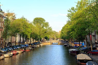 Amsterdam, Hollanda. Kanal (sokak) Herengracht. Tarihi şehir merkezi. Eski kasaba evleri