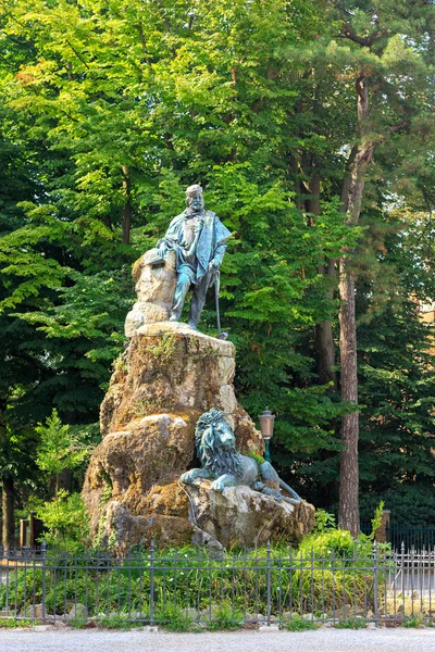 イタリアのヴェネツィア ジュゼッペ ガリバルディ記念碑 彫刻家アウグスト ベンヴェヌティ 1839年 1899年 によるブロンズ像3体のジュゼッペ ガリバルディ記念碑 — ストック写真
