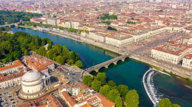 Torino, İtalya. Şehrin üzerinde uçuş. Katolik Kilisesi Gran Madre Di Dio, Hava Görüntüsü  