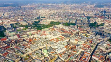 Viyana, Avusturya. Viyana 'nın tarihi şehir merkezinde uçuş. Parklar ve saraylar. St. Stephen Katedrali (Almanya: Stephansdom), Havadan Görünüm  