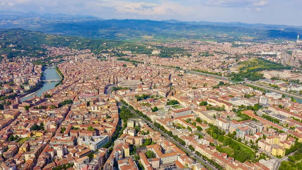 Verona Italia Sorvolando Centro Storico Della Città Tetti Case Estate — Foto Stock