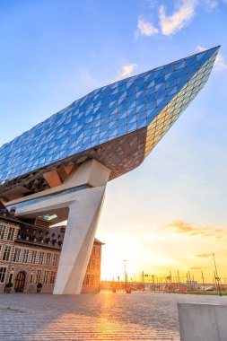 Antwerp, Belçika - 2 Temmuz 2019: Liman İdaresi Binası (Felemenkçe: Havenhuis), 2016 yılında kurulan bir devlet binasıdır.