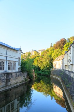 Lüksemburg şehri, Lüksemburg - 4 Temmuz 2019: Alzette Nehri. Çeyrek Grund