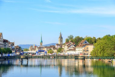 Zürih, İsviçre - 6 Temmuz 2019: Limmat Nehri Embankment