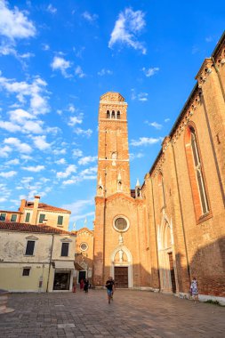 Venedik, İtalya - 16 Temmuz 2019: Santa Maria Gloriosa dei Frari Katedrali (Bazilika dei Frari)