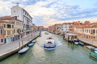 Venedik, İtalya - 17 Temmuz 2019: Sabah Venedik 'te. Canale di Cannaregio (Rio di Cannaregio) çalışan nakliye gemileriyle