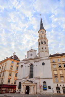 Viyana, Avusturya - 20 Temmuz 2019: Michaelerplatz Meydanı (St. Michael Meydanı). St. Michael Kilisesi (Katholische Kirche St. Michael) Katolik Kilisesi