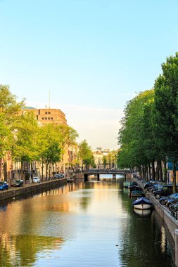 Amsterdam, Hollanda - 30 Haziran 2019: Canal (street) Herengracht. Tarihi şehir merkezi. Eski kasaba evleri