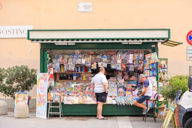 Cenova, İtalya - 11 Temmuz 2019: Sarzano Meydanı 'nda bir alıcıyla gazete bayii (Piazza di Sarzano)