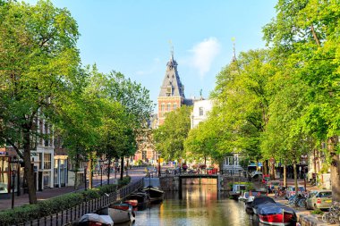 Amsterdam, Hollanda - 30 Haziran 2019: Rijksmuseum Müzesi Kulesi. Kanal (sokak) Spiegelgracht, Köprü. Tarihi şehir merkezi.