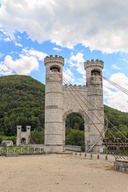 Fransa. Bıldırcın köprüsü. Charles Albert Köprüsü, genellikle Pont de la Caille olarak adlandırılır, geleneksel çelik kablolu asma köprüsü.