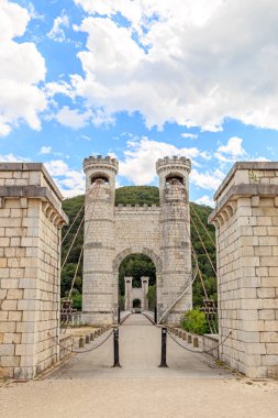 Fransa. Bıldırcın köprüsü. Charles Albert Köprüsü, genellikle Pont de la Caille olarak adlandırılır, geleneksel çelik kablolu asma köprüsü.